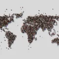 Imagem de muitas pessoas juntas a dar forma ao mapa do mundo