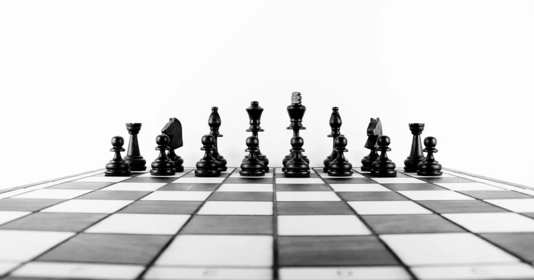 Imagem de um jogo de xadrês, que nos dá uma imagem figurativa de liderança