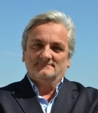 Imagem de António Aires, assinante da carta aberta em defesa do Martinho da Arcada