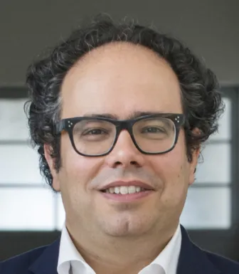Imagem do professor Luís Oliveira e Silva