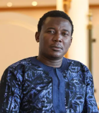 Imagem do escritor e linguista nigeriano Kọ́lá Túbọ̀sún. Crédito: Faberllull