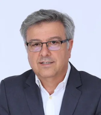 Retrato de Óscar Afonso, diretor da Faculdade de Economia do Porto, sobre um fundo lilás.