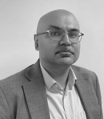 Imagem de um homem de origem indiana, Chietigj Bajpaee, investigador sénior na Chatham House, sob um fundo branco. Crédito: Chatham House