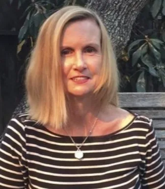 A especialista em Médio Oriente Ellen Knickmeyer, tendo como fundo um banco de jardim. Crédito: D/R