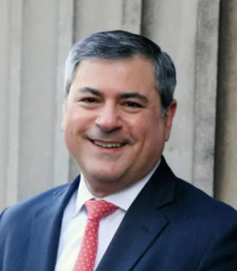 Retrato de Jason Bordoff, colunista da Foreign Policy, com uma parede de fundo.