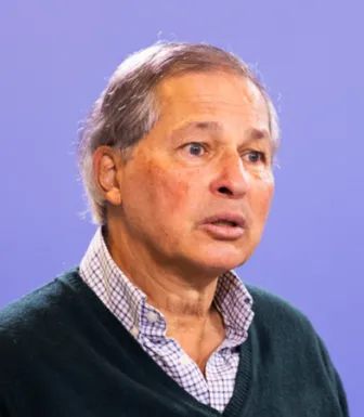 Retrato do médico pediatra Mário Cordeiro, sobre um fundo azul.