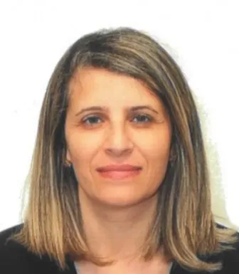 Retrato de Mafalda Troncho, diretora do Escritório da OIT para Portugal (OIT-Lisboa), sobre um fundo branco.