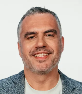 Retrato do jurista Marco Ribeiro Henriques, sobre um fundo branco