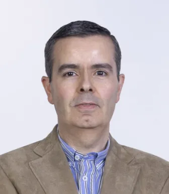 Retrato de Nuno Torres, coordenador do Gabinete de Estudos Económicos, Empresariais e de Políticas Públicas da FEP, sobre um fundo cinzento claro.