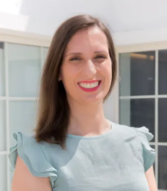 A investigadora em ciências da comunicação, Patrícia Dias, ao ar livre, num dia de sol. Crédti: D/R