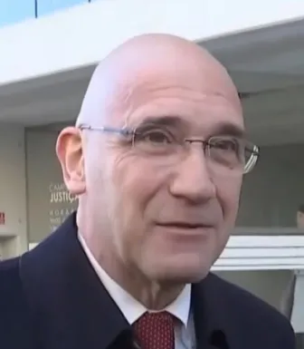 Retrato de Pedro Passos Coelho, antigo primeiro ministro de Portugal, com o Campus de Justiça como fundo.