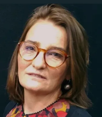 Retrato de Rosa Pita sobre um fundo escuro