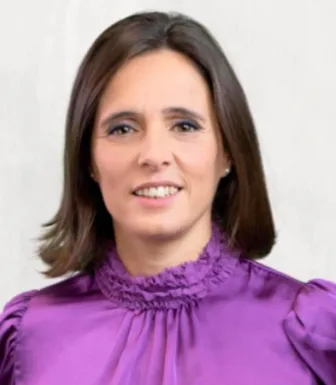 Retrato de Sílvia Nunes, diretora sénior na Michael Page, sobre um fundo bege.