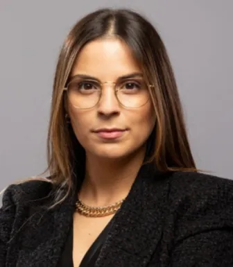 Retrato de Sara Aguiar, gestora de marca e produtos digitais na "Procter & Gamble", sobre um fundo cinzento.