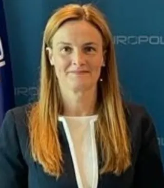 Retrato a cores de Carla Costa, Inspetora-Chefe na Unidade Nacional de Combate ao Cibercrime e Criminalidade Tecnológica.