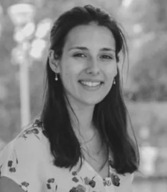 Retrato a preto e branco de Carolina Esteves Soares, especialista na área do apoio a vítimas de cibercrime e violência digital na APAV.