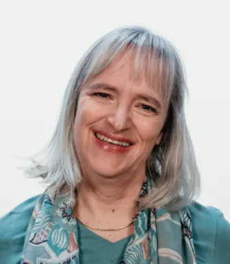 Retrato de Catarina Roseta Palma, sorridente. É professora associada de Economia no ISCTE.