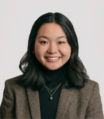 Retrato da redatora da Foreign Policy Christina Lu, sobre um fundo claro.