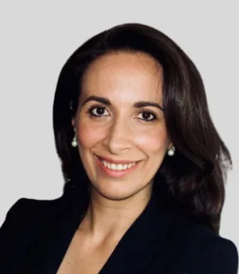 Retrato de Daniela Melo, investigadora de Ciência Política na Universidade de Boston, sobre um fundo cinzento.