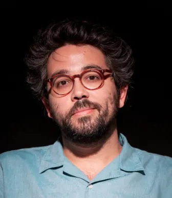 Frederico Batista, autor do livro «Pais Nossos», sobre um fundo preto.