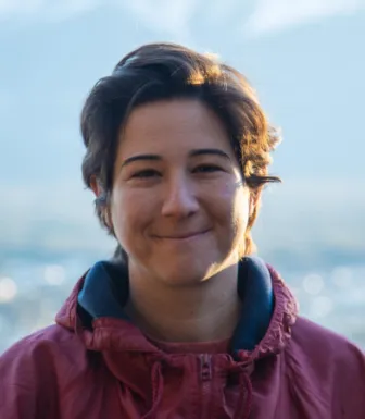 Retrato da humorista Luana do Bem, com um paisagem no fundo.