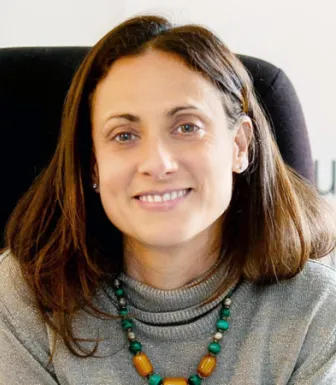 Retrato de Nathalie Tocci, diretora do Instituto Affari Internazionali, sentada numa cadeira.