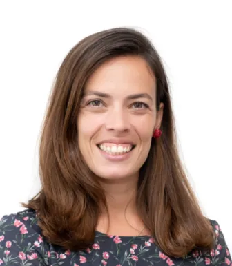 Retrato de Ana Henriques, investigadora do Instituto de Saúde Pública da Universidade do Porto. Fundo branco.