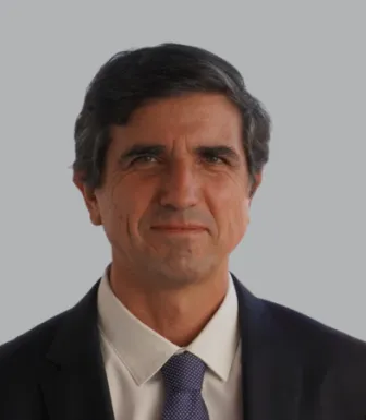 Retrato do jurista António Delicado sobre um fundo cinzento.