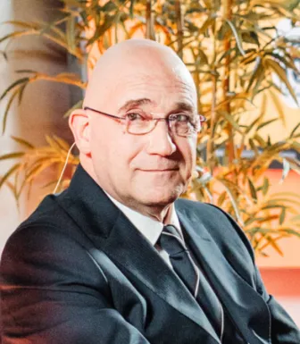 Retrato de Pedro Passos Coelho, antigo primeiro ministro de Portugal, com o Campus de Justiça como fundo.