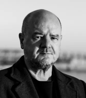 Retrato a preto e branco do escritor, cronista e argumentista Rui Cardoso Martins.