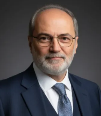 Retrato de Tito de Morais, fundador do projeto «MiudosSegurosNa.Net», sobre um fundo escuro.