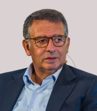 Retrato do presidente da República António José Seguro. Fundo claro.