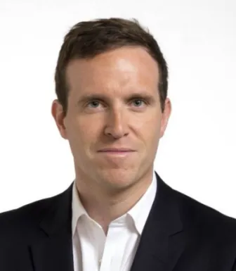 Imagem do jornalista Ed Conway, de fato. Fundo claro.