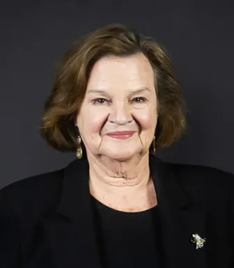 Retrato da jornalista Maria João Avalliez, sobre um fundo preto