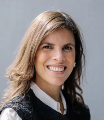 Retrato a cores de Teresa Mourão-Ferreira, diretora-geral da Fundação.