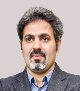 Imagem a cores de um homem, o professor Arsham Reisinezhad, de fato. Fundo claro.