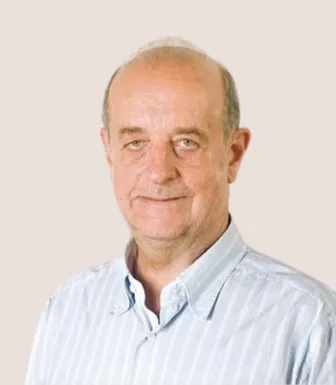 Retrato a cores do psiquiatra Daniel Sampaio. Fundo claro.
