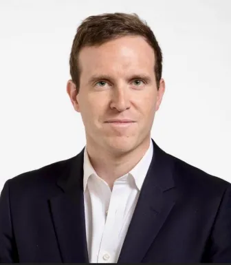 Imagem do jornalista Ed Conway, de fato. Fundo claro.