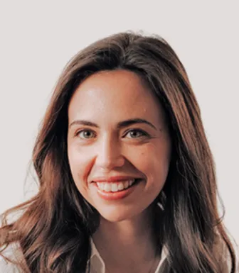 Retrato a cores de Francisca Magano, diretora de Programas e Políticas de Infância na UNICEF. Fundo claro.