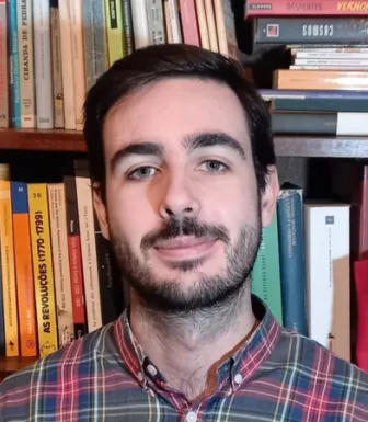 Retrato de um homem, o historiador Francisco Mangas. Fundo: uma estante com livros.