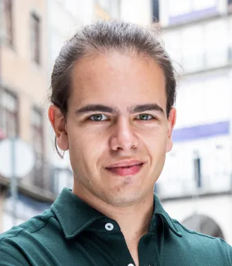 Imagem de um homem, Hugo Carvalho, num ambiente de ruaç