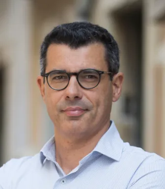 Retrato de um homem, o jornalista Luís Rosa, na rua. Créditos: João Porfírio