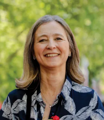 Retrato de uma mulher, a historiadora Maria Inácia Rezola, na Avenida da Liberdade.