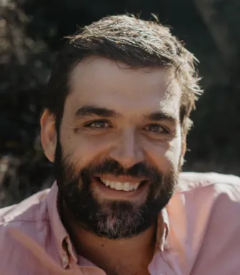 Retrato de um homem, o marketeer Rui Passos Rocha, a rir.
