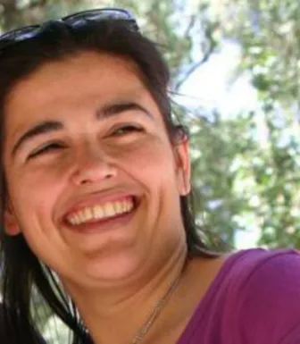 Retrato a cores de uma mulher, a investigadora Sónia Ribeiro. 