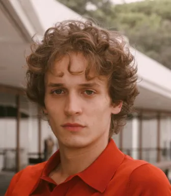 Retrato de um rapaz, jovem, vestido com um polo vermelho. 