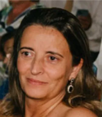 Retrato a cores de uma mulher, de cabelo castanho.
