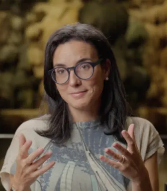 Retrato a cores da advogada Vera Eiró, com óculos e cabelo escuro, e um vestido às cores.