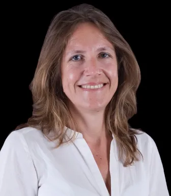 Imagem de uma mulher, a investigadora Patrícia Daehnhardt, sob fundo neutro. D/R