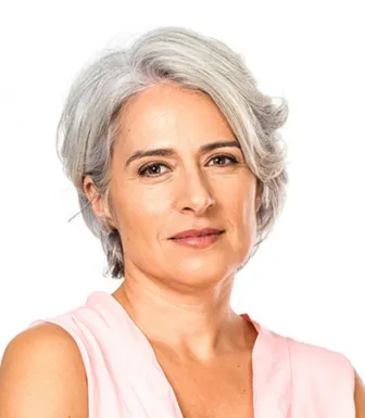 Retrato a cores de uma mulher de cabelo cinza, vestida com uma blusa rosa.